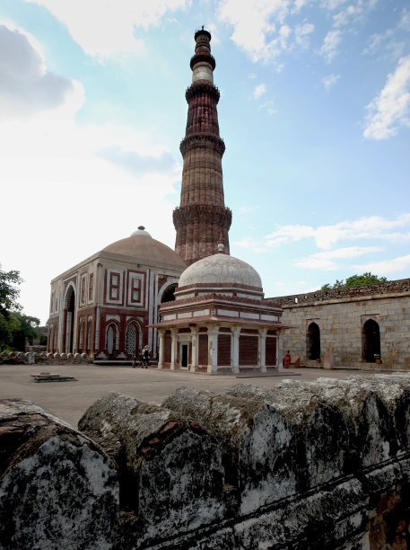 Qutub Minar在明亮的蓝色天空，德里图片下载