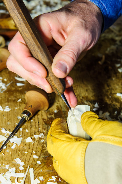 木雕艺人使用工具图片下载