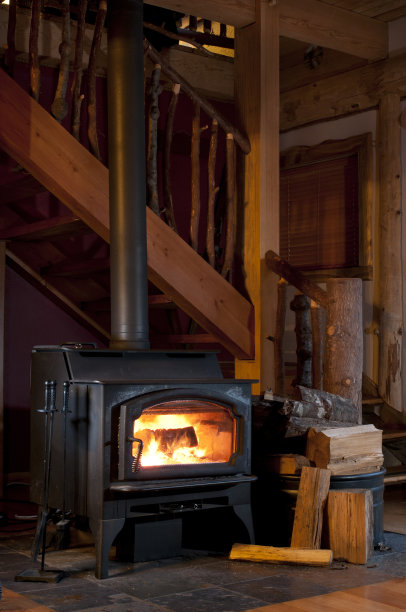 小木屋内燃烧的壁炉图片下载