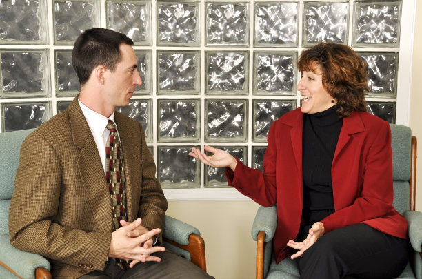 商人和女商人交谈图片下载