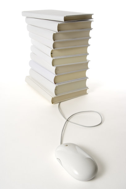 堆叠白色空白的书与电脑鼠标在白色的背景图片下载