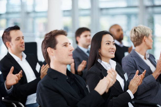 商务人士在开会时鼓掌图片下载