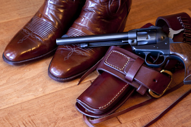 牛仔靴和手枪图片下载