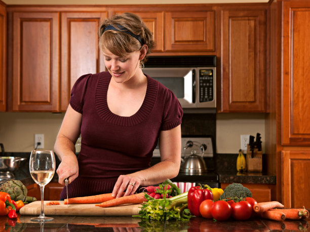 女人准备食物图片下载