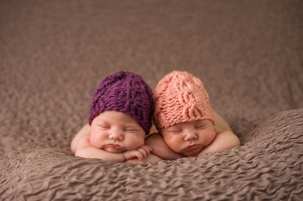 熟睡中的双胞胎新生女孩图片下载