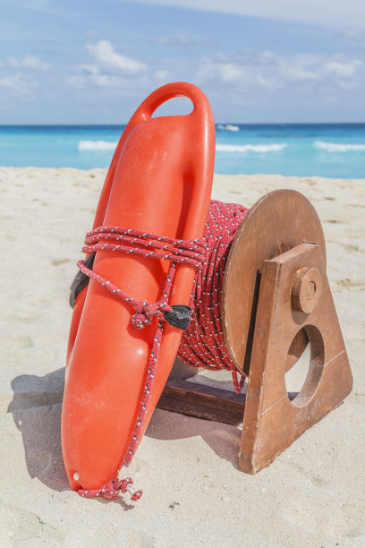 救生员在海滩上把救生索连在一起。图片下载