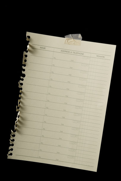 在黑色背景上的空白地址便条的孤立镜头图片下载
