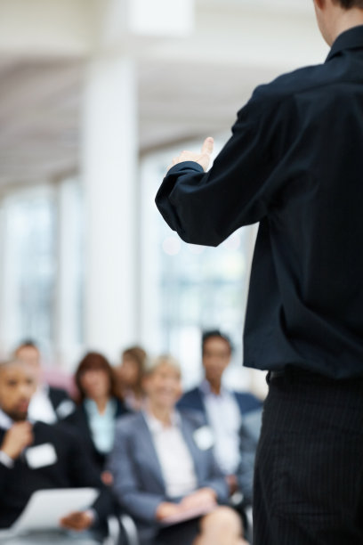 一位商人在研讨会上发言图片下载