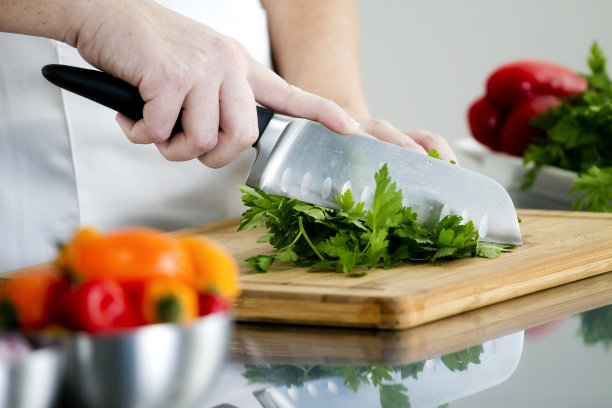 食物准备-切碎欧芹图片下载