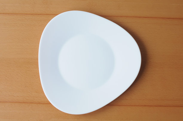 盘子在桌子上图片下载