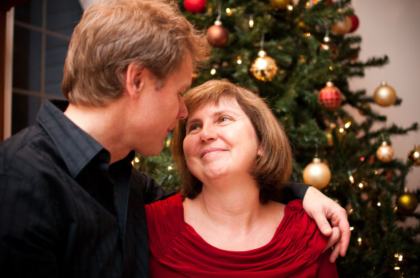 圣诞树旁的夫妇图片下载