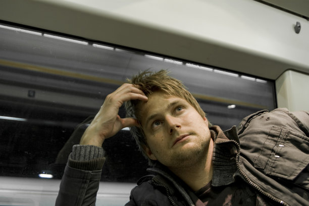 《火车上的年轻人图片下载