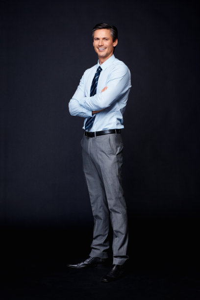 双臂交叉的快乐高管图片下载