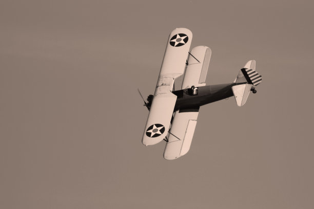 二战双翼机硬脂人Kaydet飞机飞行图片下载