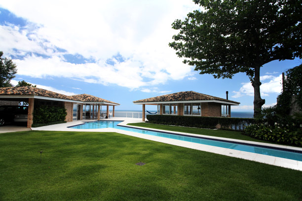 巴西-悬崖上的海滩小屋图片下载