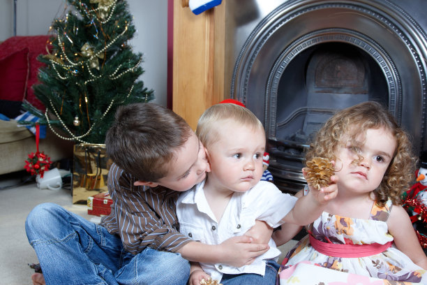 兄弟姐妹们打开圣诞礼物素材图片