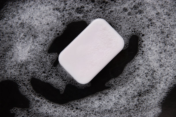 黑色背景上的肥皂图片下载