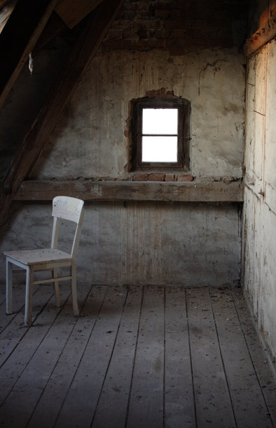 小房子屋顶上的旧房间图片下载