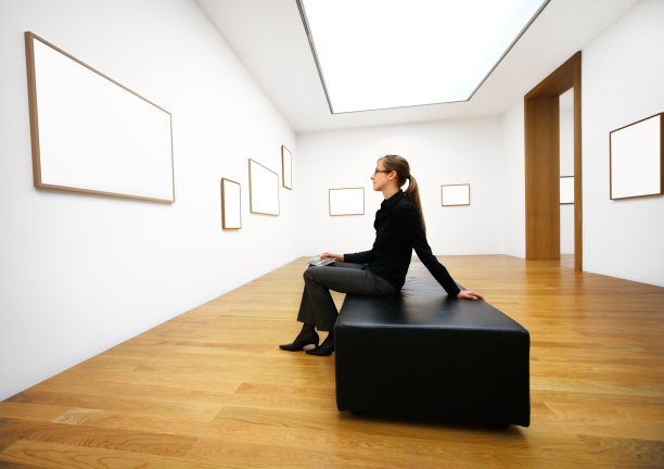 博物馆里的女人图片下载