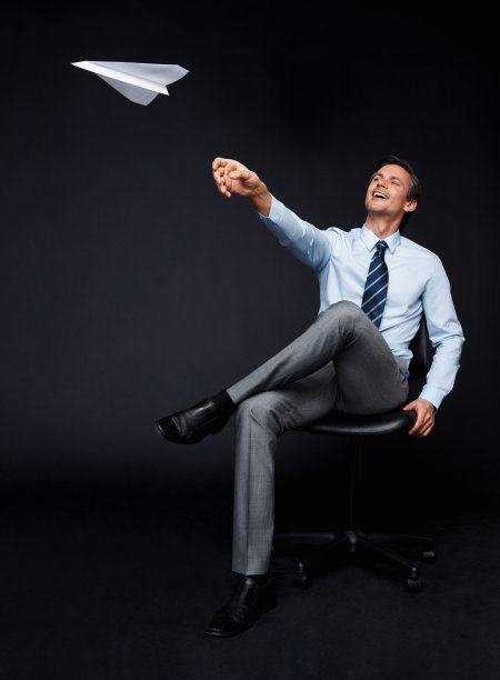 无聊的高管扔纸飞机图片下载