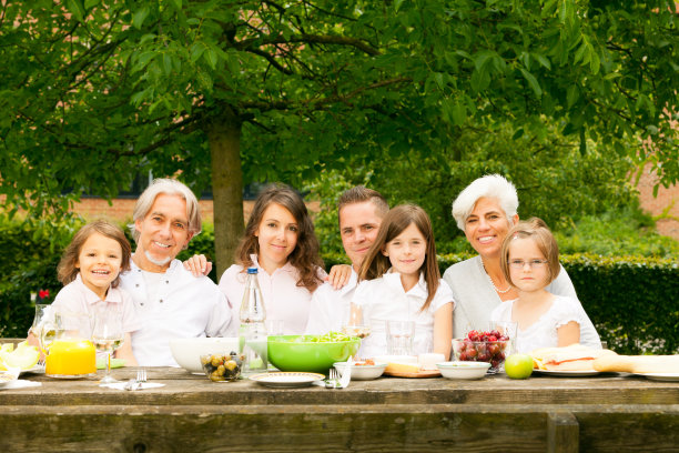 一大家子在花园里野餐素材图片