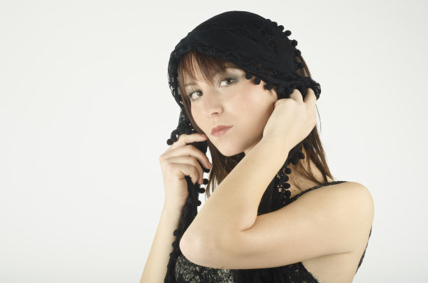 戴着黑色面纱的美丽女人图片下载