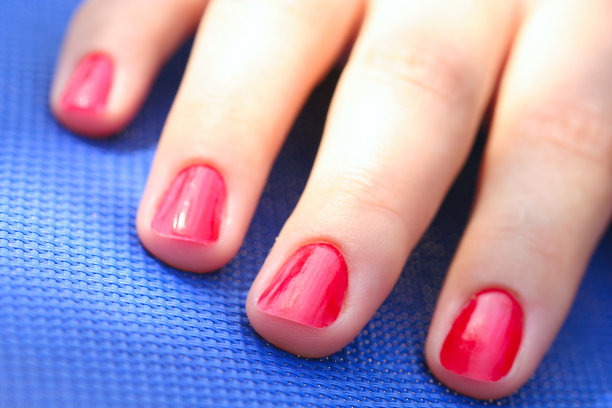 红色指甲的手图片下载