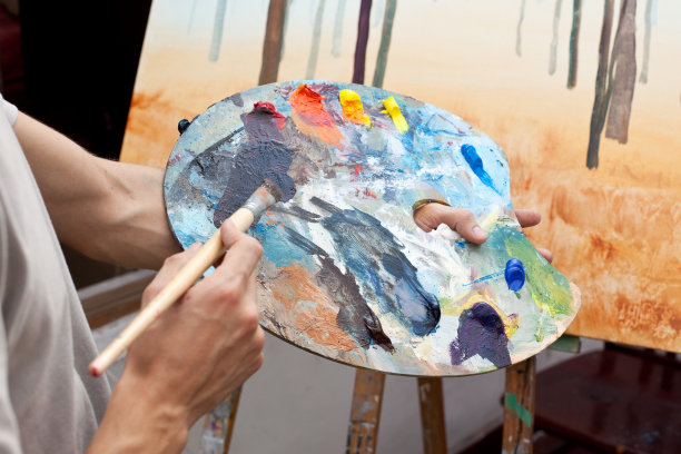 一个艺术家用彩色油画画的托盘图片下载