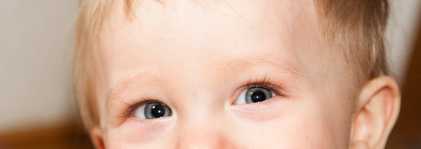 一个快乐的小孩的特写图片下载