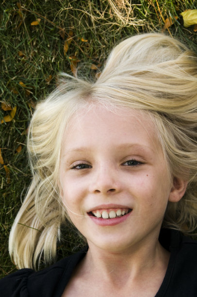 快乐的女孩图片下载