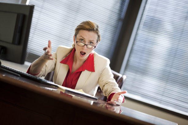 年轻女商人的震惊和惊喜图片下载