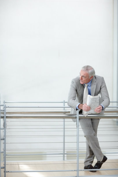 资深商人靠在栏杆上，看着文案空间图片下载