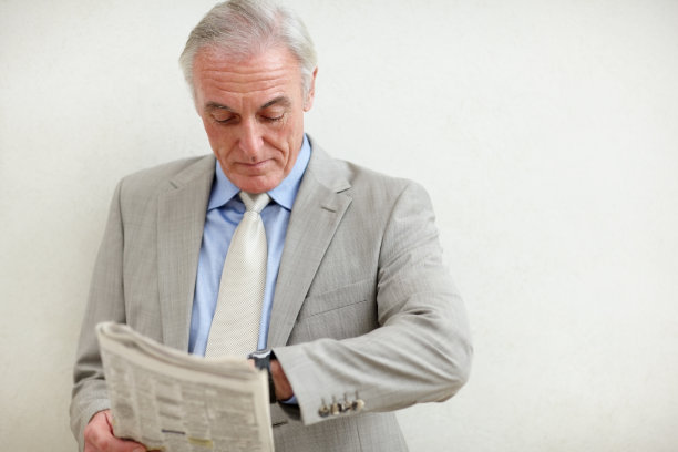 等待某人的年长商人-孤立的白人图片下载