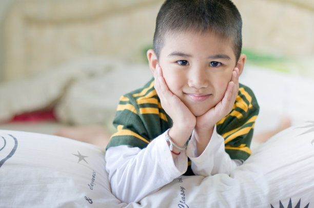 可爱的小男孩在床上休息的特写图片下载