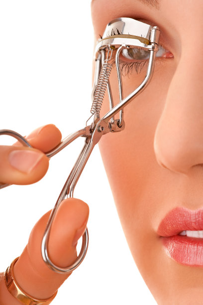 女性使用睫毛夹图片下载