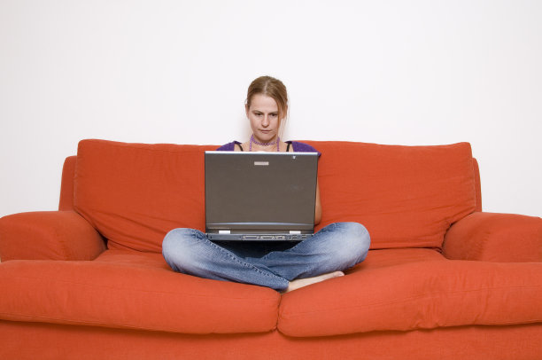 在沙发上工作图片下载