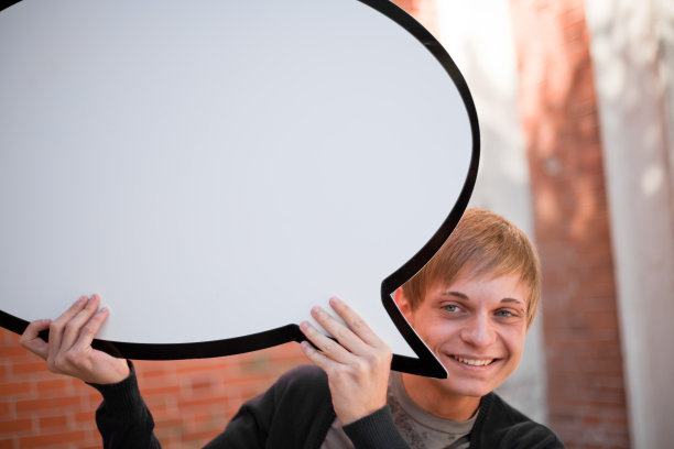 拿着演讲泡泡的年轻人特写图片下载