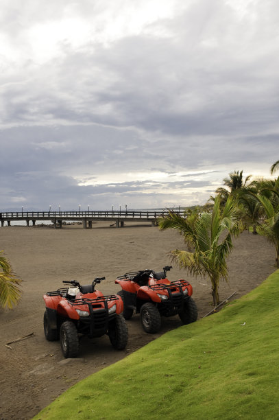 沙滩上两辆红沙滩车的照片图片下载