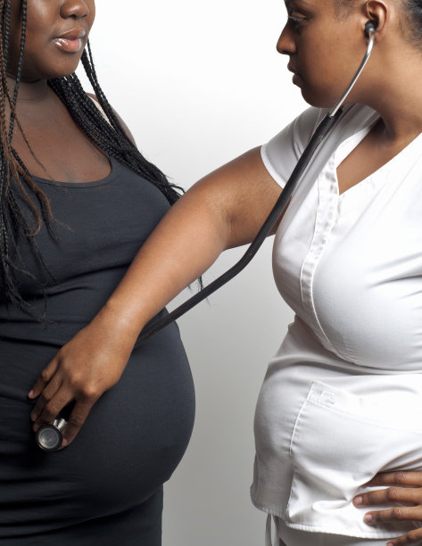 孕妇产前检查中使用听诊器的医生护士图片下载