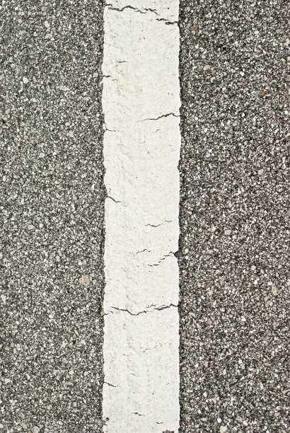 近距离的白色条纹的道路图片下载