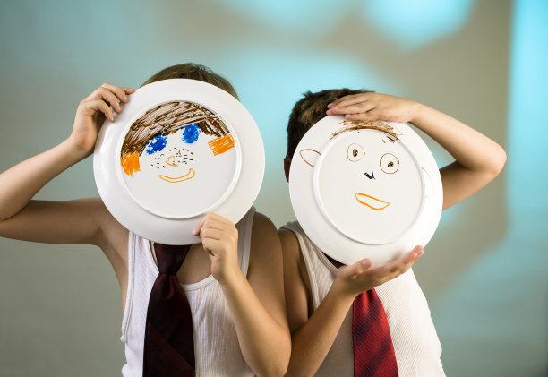 两个男孩穿着汗衫打着领带，脸是纸做的图片下载