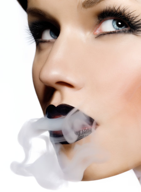 黑嘴唇冒着烟的年轻女子图片下载