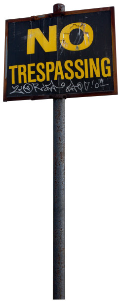 白色隔离带上没有非法侵入标志图片下载