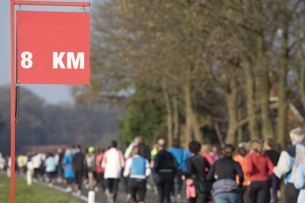 跑过8公里标志的人图片下载