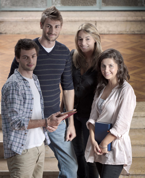 一小群学生站着看镜头图片下载