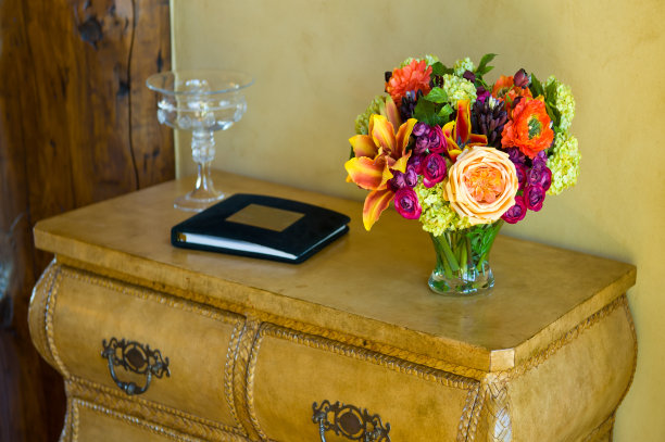 门厅的桌子上放着花图片下载