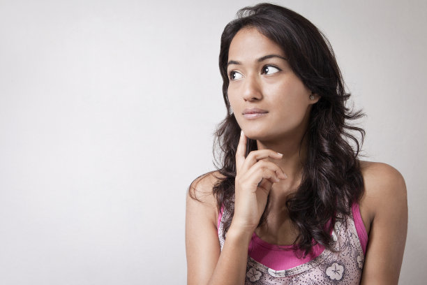 年轻漂亮的女人斜着看，和文案空间隔绝。图片下载