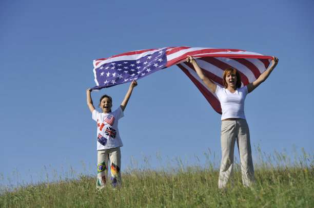 母亲和女儿站在草地上图片下载