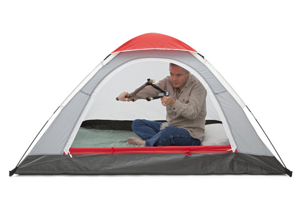 帐篷里的男人正在扔手机图片下载