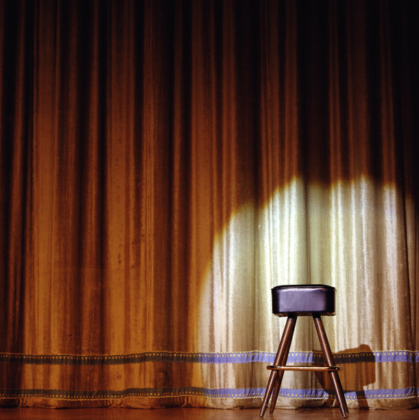 凳子坐在舞台前的金色窗帘图片下载